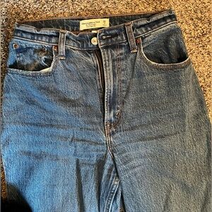 Abercrombie & Fitch Curve Love Ultra High Rise 90s Straight Jean - MEDIUM 26